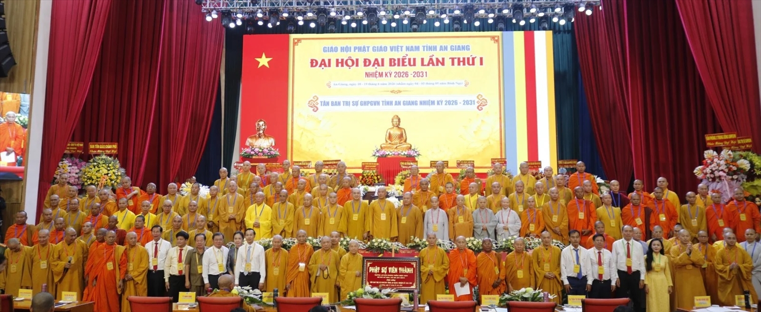 Các đại biểu chụp ảnh lưu niệm cùng Ban Trị sự Giáo hội Phật giáo Việt Nam tỉnh An Giang Khóa I, nhiệm kỳ 2026-2031