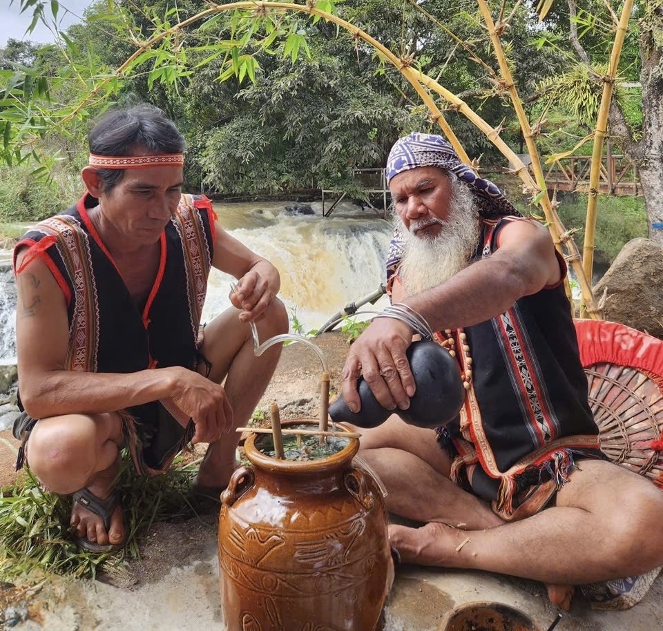 Ngồi bên dòng thác Ba, người dân địa phương tái hiện những nét sinh hoạt văn hóa truyền thống của đồng bào Tây Nguyên