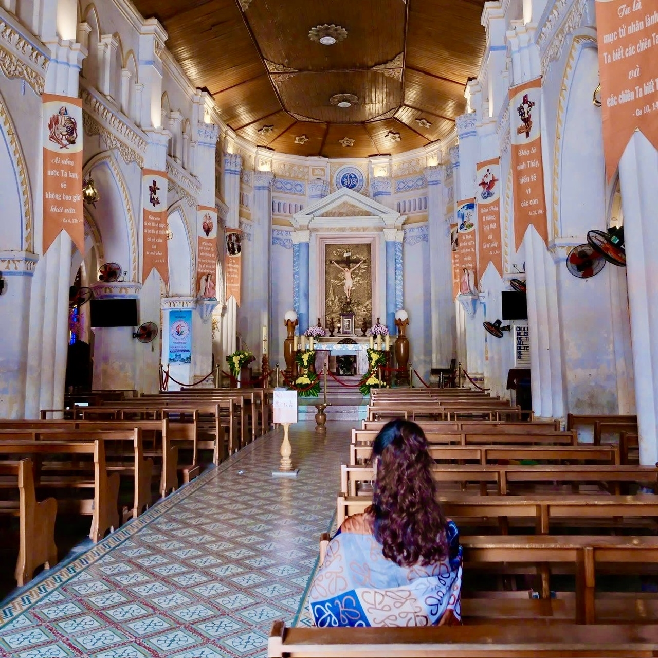Không gian bên trong nhà thờ vô cùng khang trang, lộng lẫy