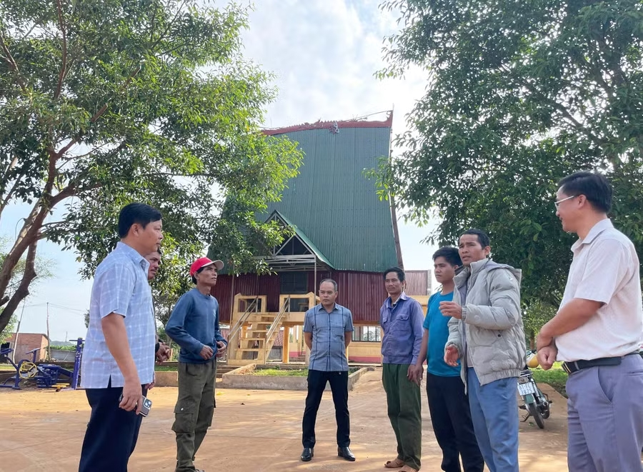 Cán bộ xã Ia Phí, tỉnh Gia Lai tuyên truyền đến người dân về chủ trương sắp xếp thôn, tổ dân phố. (Nguồn ảnh: baogialai.com.vn)