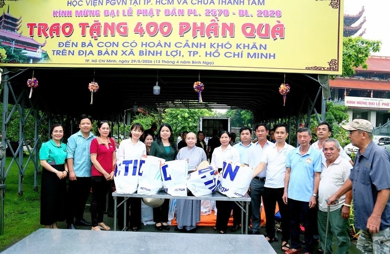 Buổi lễ trao tặng quà đến người khiếm thị và người dân có hoàn cảnh khó khăn tại xã Bình Lợi.