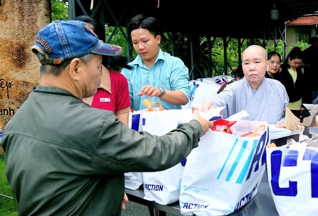 Các phần quà được trao đến người dân khó khăn tại xã Bình Lợi.
