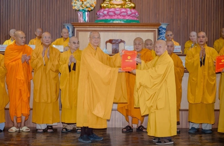 Hòa thượng Thích Thiện Nhơn trao Quyết định Trưởng ban Trị sự Giáo hội Phật giáo Việt Nam thành phố Đồng Nai đến Thượng tọa Thích Huệ Khai.