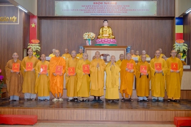 Hòa thượng Thích Thiện Nhơn, Thượng tọa Thích Huệ Khai trao Quyết định nhân sự đến chư tôn đức Ban Trị sự Giáo hội Phật giáo Việt Nam thành phố Đồng Nai. 