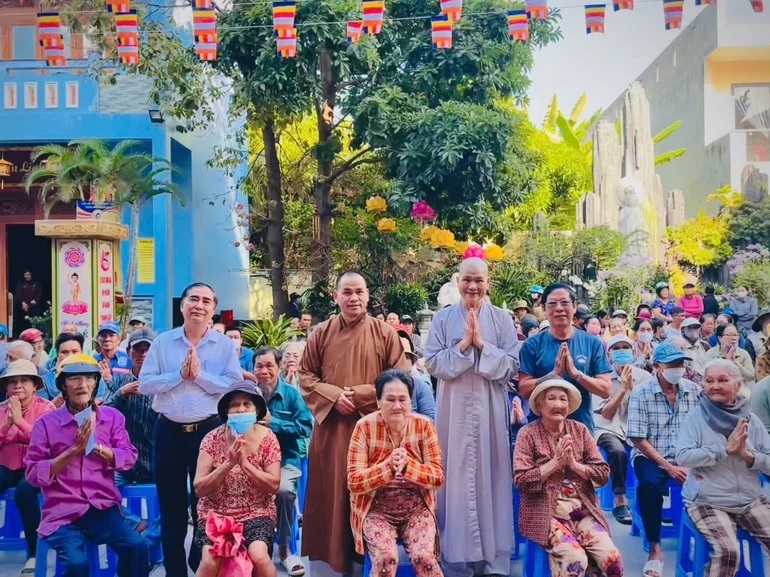 Chùa Liên Trì, chùa Phổ Hiền tặng 500 phần quà trong mùa Phật đản Phật lịch 2570.