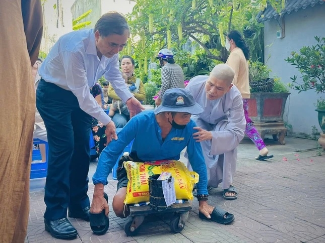 Chư tôn đức thăm hỏi ân cần người dân và tặng quà đến người khuyết tật.