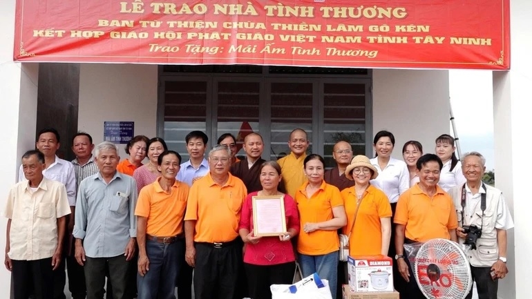 Buổi lễ trao căn nhà tình thương cho gia đình bà Trương Thị Cành.