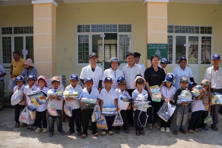Tu viện Như Giác tặng 340 phần quà đến các em học sinh tại tỉnh Đắk Lắk.