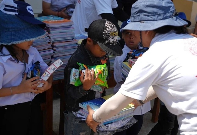 Chương trình thiện nguyện trao quà đến các em học sinh.