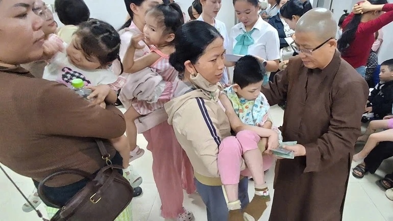  Ni sư Thích Nữ Minh Hiền, trụ trì chùa Phổ Hiền thăm hỏi sức khỏe, động viên tinh thần cha mẹ các em.