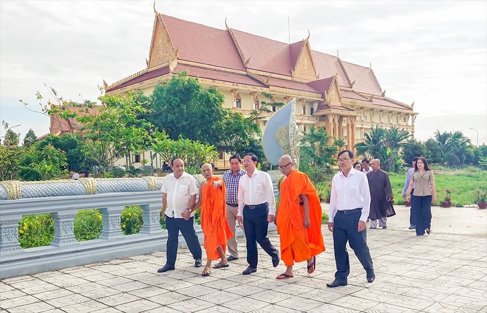 Các thành viên Đoàn công tác tham quan Học viện Phật giáo Nam tông Khmer.