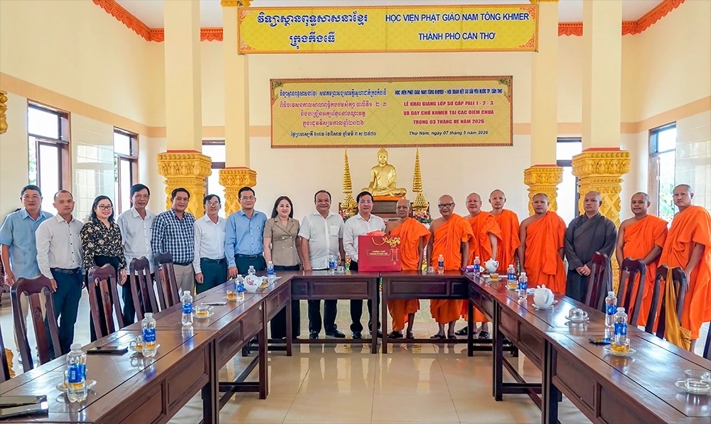 Đoàn công tác chúc mừng và tặng quà tại Học viện Phật giáo Nam tông Khmer. 