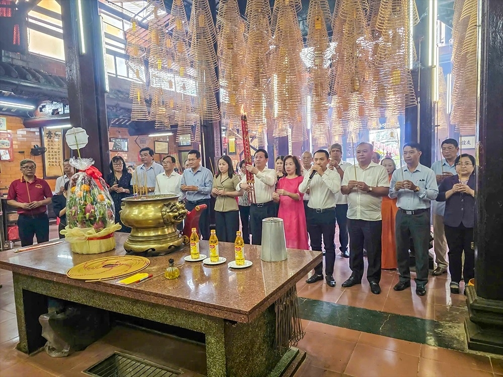 Các thành viên Đoàn công tác thắp hương tại Hội người Hoa tại Quảng Triệu Hội Quán. 