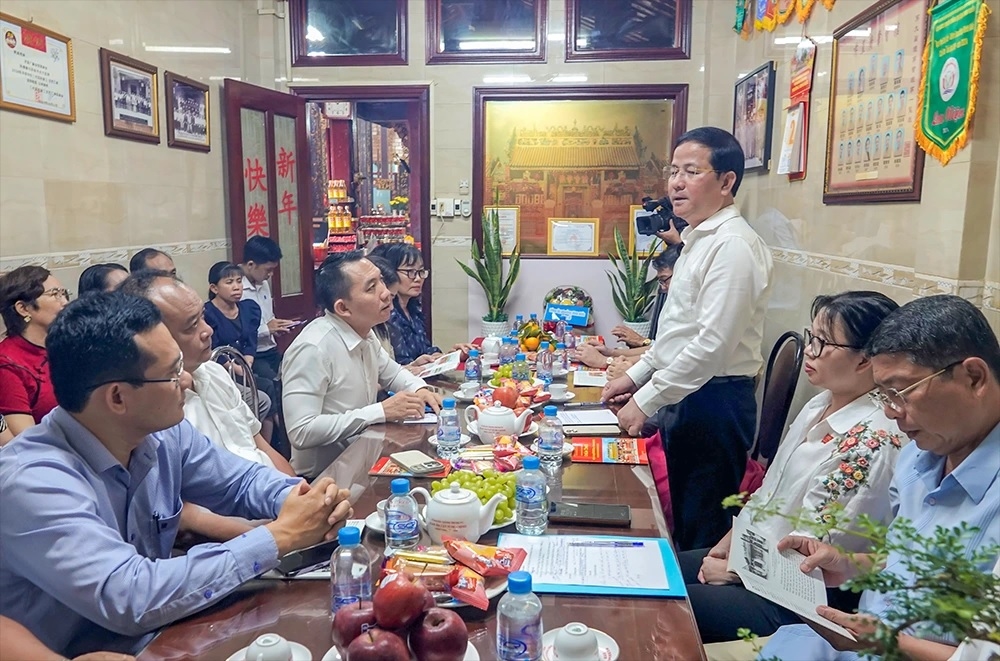 Ông Trần Văn Huyến phát biểu tại Hội người Hoa tại Quảng Triệu Hội Quán.