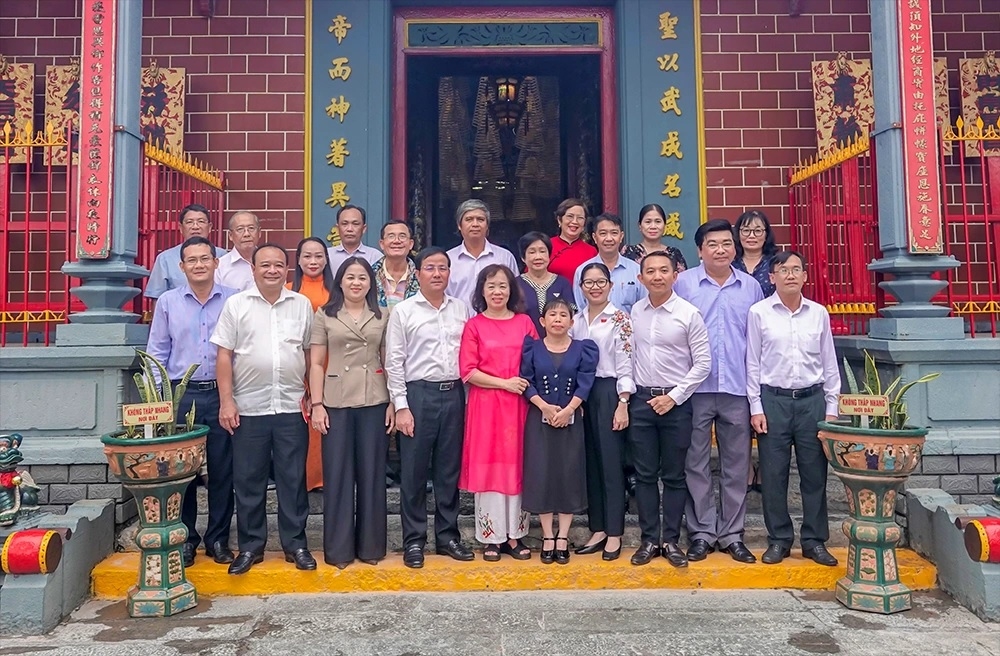 Các đại biểu chụp ảnh lưu niệm cùng Hội người Hoa tại Quảng Triệu Hội Quán. 