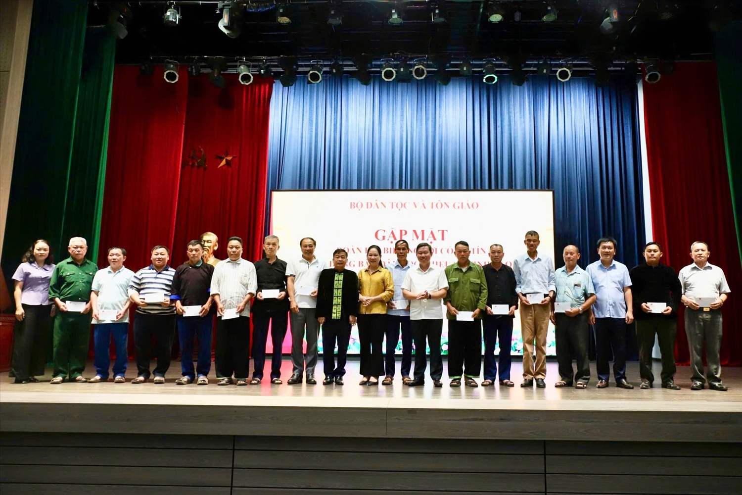Thứ trưởng Nông Thị Hà tặng quà các đại biểu người có uy tín trong đồng bào dân tộc thiểu số tỉnh Lào Cai nhân dịp gặp mặt tại Bộ Dân tộc và Tôn giáo