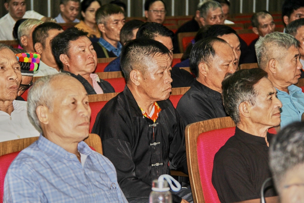 Các đại biểu người có uy tín trong đồng bào dân tộc thiểu số tỉnh Lào Cai tham dự buổi gặp mặt