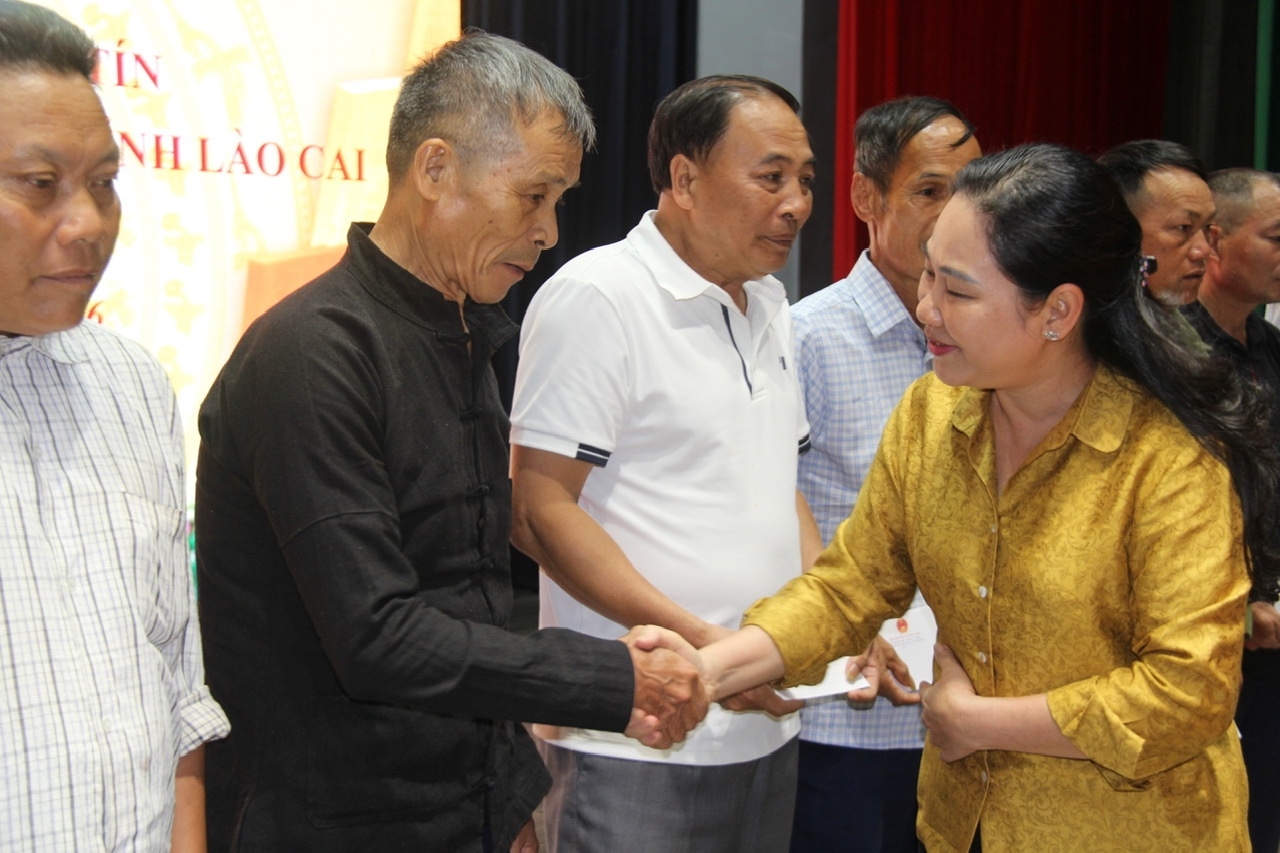 Thứ trưởng Bộ Dân tộc và Tôn giáo Nông Thị Hà gặp mặt đoàn đại biểu Người có uy tín trong đồng bào dân tộc thiểu số tỉnh Lào Cai. 10