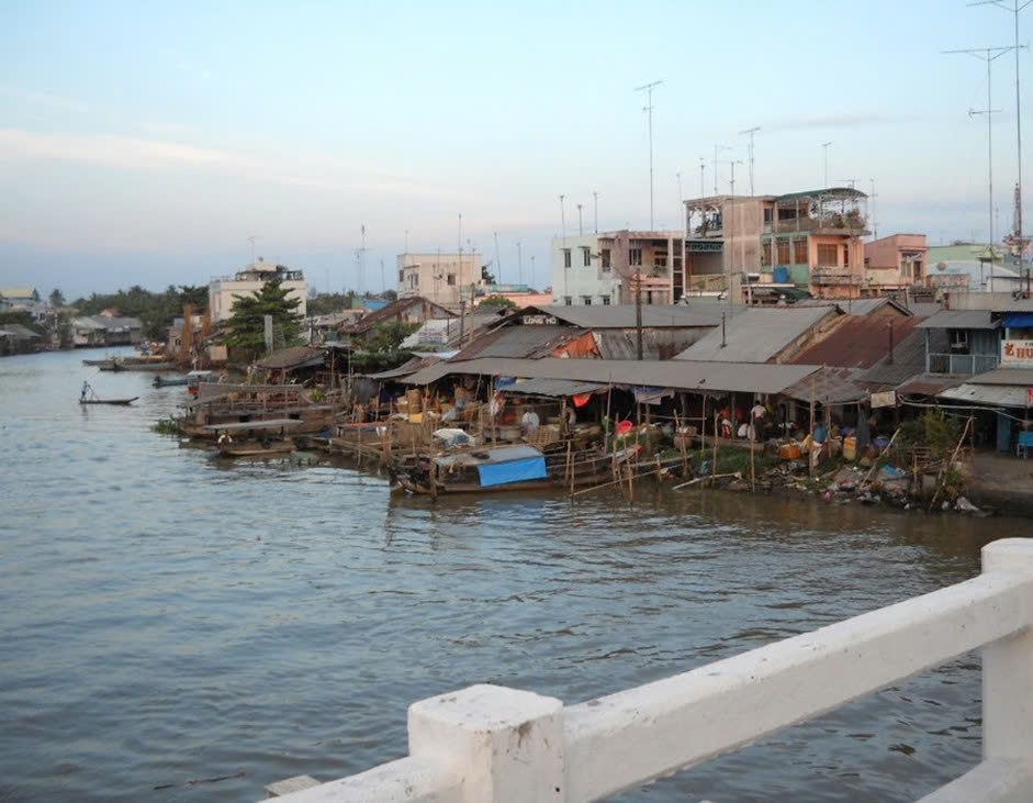 There are many houses and people living along both banks of the Long Ho River in Vinh Long province