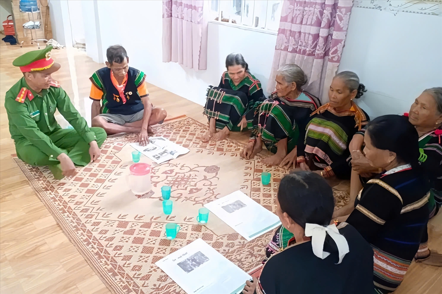 Công tác tuyên truyền, phổ biến pháp luật được già làng Y Xuyên và lực lượng Công an xã Nâm Nung triển khai thường xuyên tại các bon làng