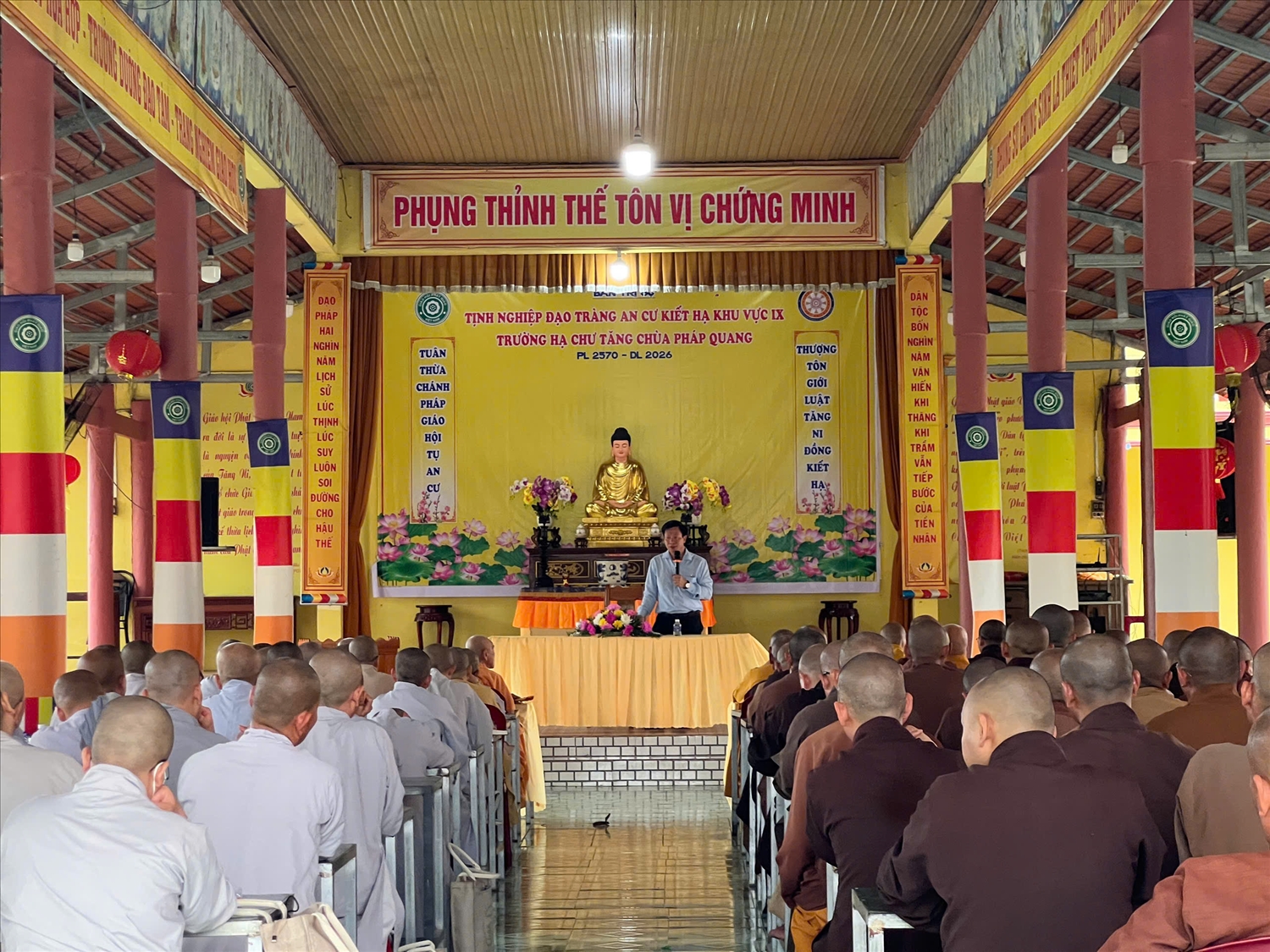 Toàn cảnh buổi triển khai, phổ biến pháp luật cho chức sắc, chức việc và tăng ni đang an cư tại Trường hạ chùa Pháp Quang