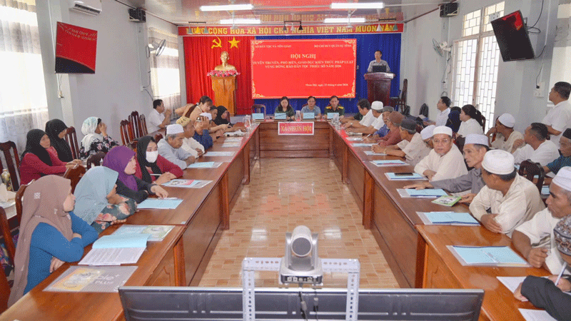 Các đại biểu tham dự hội nghị tuyên truyền, phổ biến pháp luật dành cho đồng bào dân tộc thiểu số tại xã Nhơn Hội