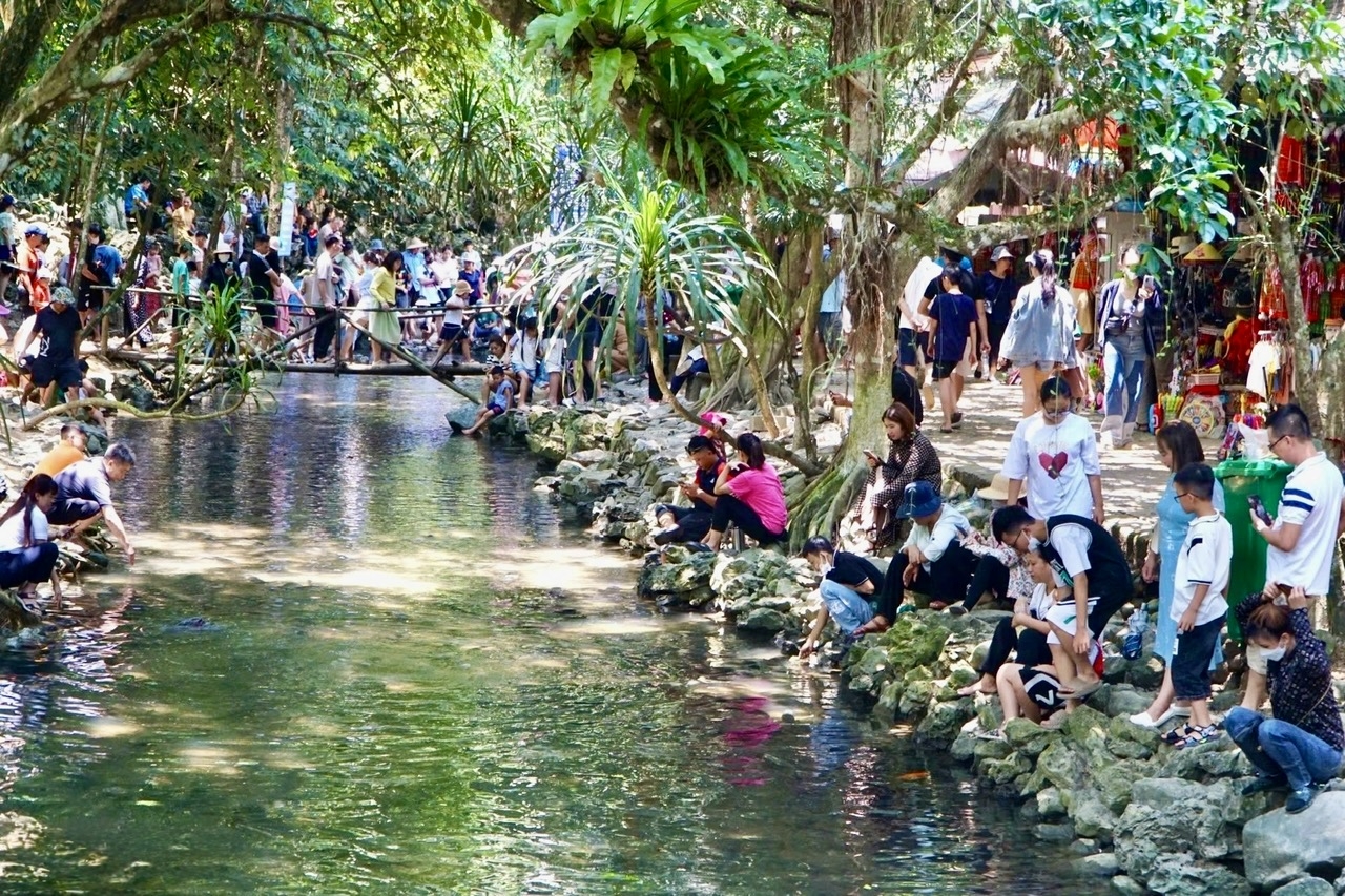 Suối cá thần Cẩm Lương thu hút đông đảo du khách bởi vẻ đẹp thiên nhiên và những câu chuyện huyền thoại của người Mường