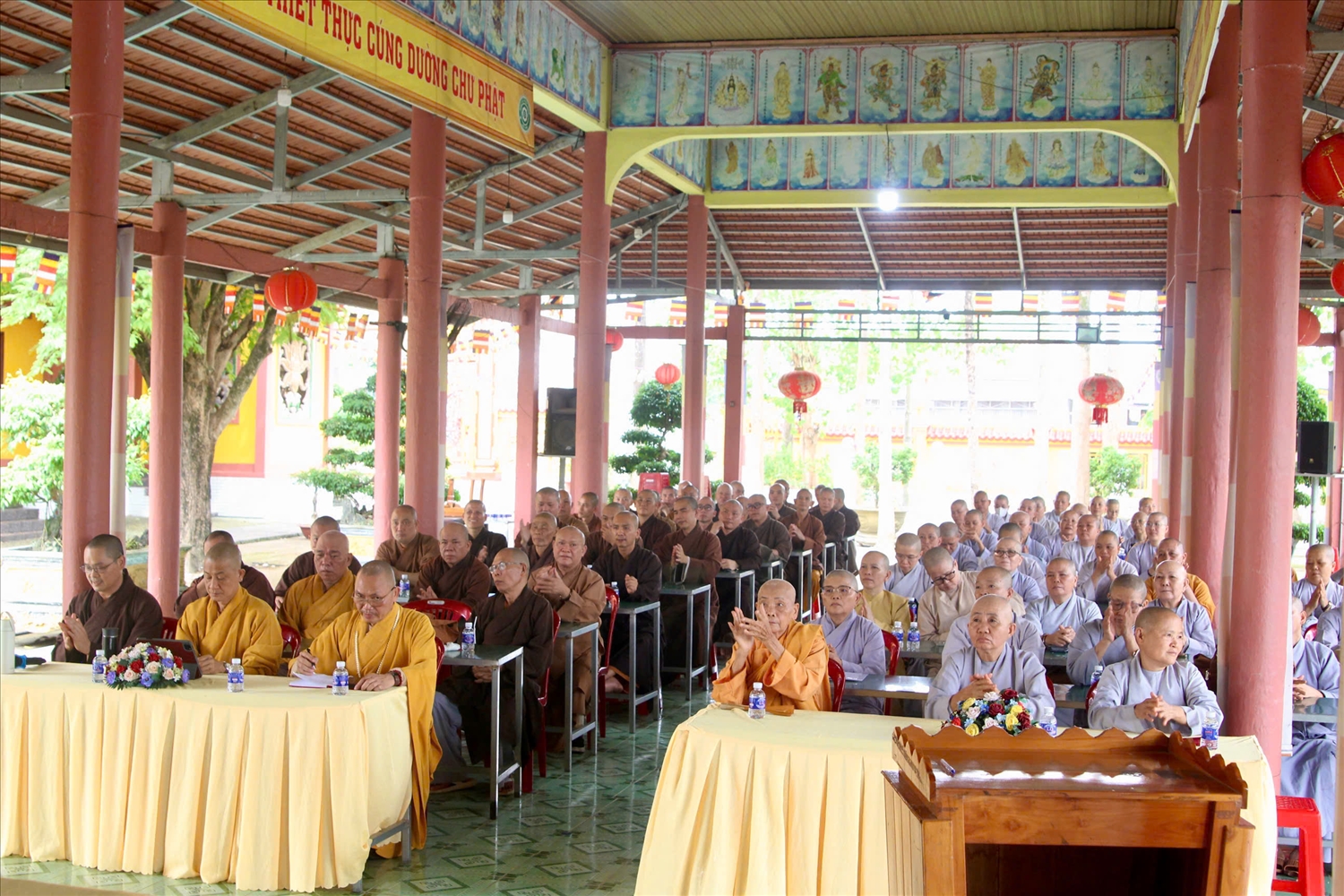 Đông đảo chức sắc, chức việc và tăng ni tham dự buổi phổ biến pháp luật tại Trường hạ chùa Pháp Quang, xã Định Quán