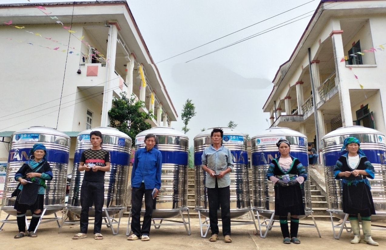 Đồng bào dân tộc thiểu số tỉnh Lào Cai được cấp phát bồn chứa nước bằng kinh phí của Chương trình Mục tiêu quốc gia phát triển kinh tế - xã hội vùng đồng bào dân tộc thiểu số và miền núi giai đoạn 2021-2025