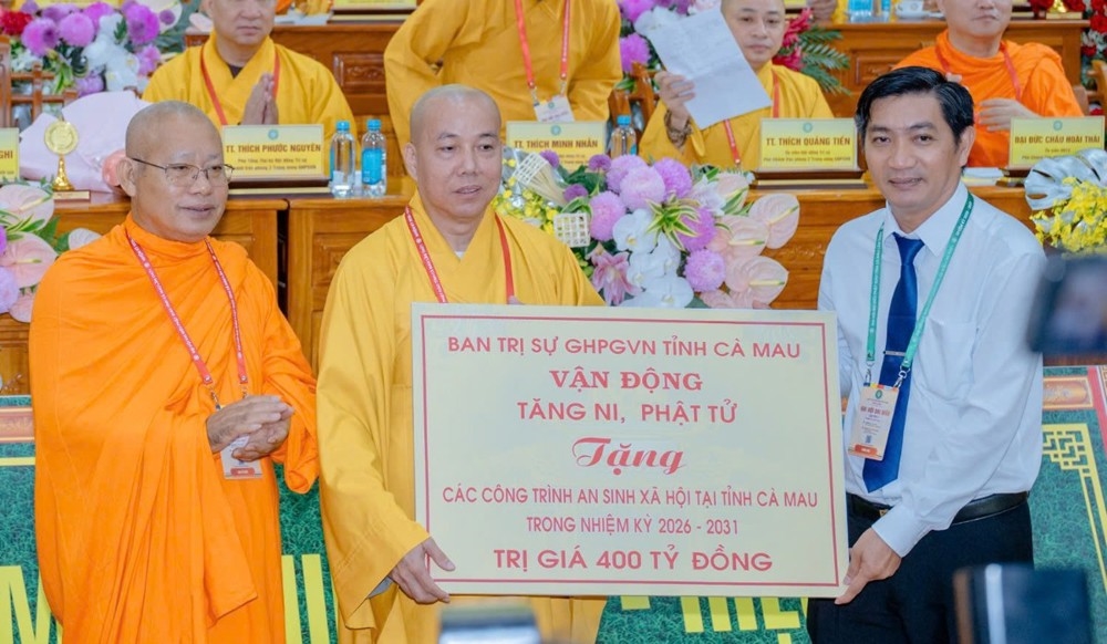 Ban Trị sự Giáo hội Phật giáo Việt Nam tỉnh Cà Mau trao bảng tượng trưng ủng hộ công tác từ thiện xã hội với tổng trị giá 400 tỷ đồng tại Đại hội