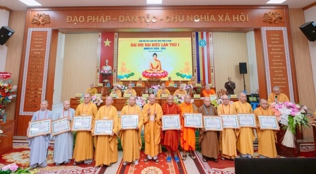 Trung ương Giáo hội Phật giáo Việt Nam trao tặng Bằng tuyên dương công đức đến 34 cá nhân có nhiều đóng góp cho Phật sự địa phương trong nhiệm kỳ qua