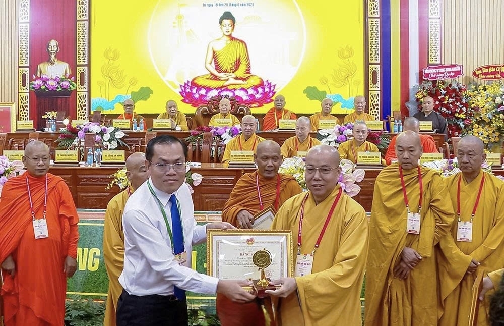 Ông Ngô Vũ Thăng - Phó Chủ tịch UBND tỉnh tặng Bằng khen của Chủ tịch UBND tỉnh Cà Mau cho các tập thể, cá nhân có nhiều đóng góp trong phát triển kinh tế - xã hội của tỉnh