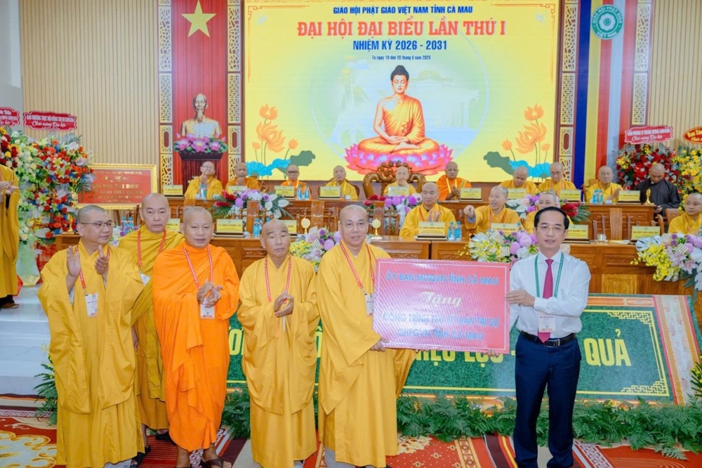 Thay mặt lãnh đạo tỉnh, ông Hồ Thanh Thủy trao bảng tượng trưng hỗ trợ kinh phí xây dựng Văn phòng Ban Trị sự Giáo hội Phật giáo Việt Nam tỉnh Cà Mau