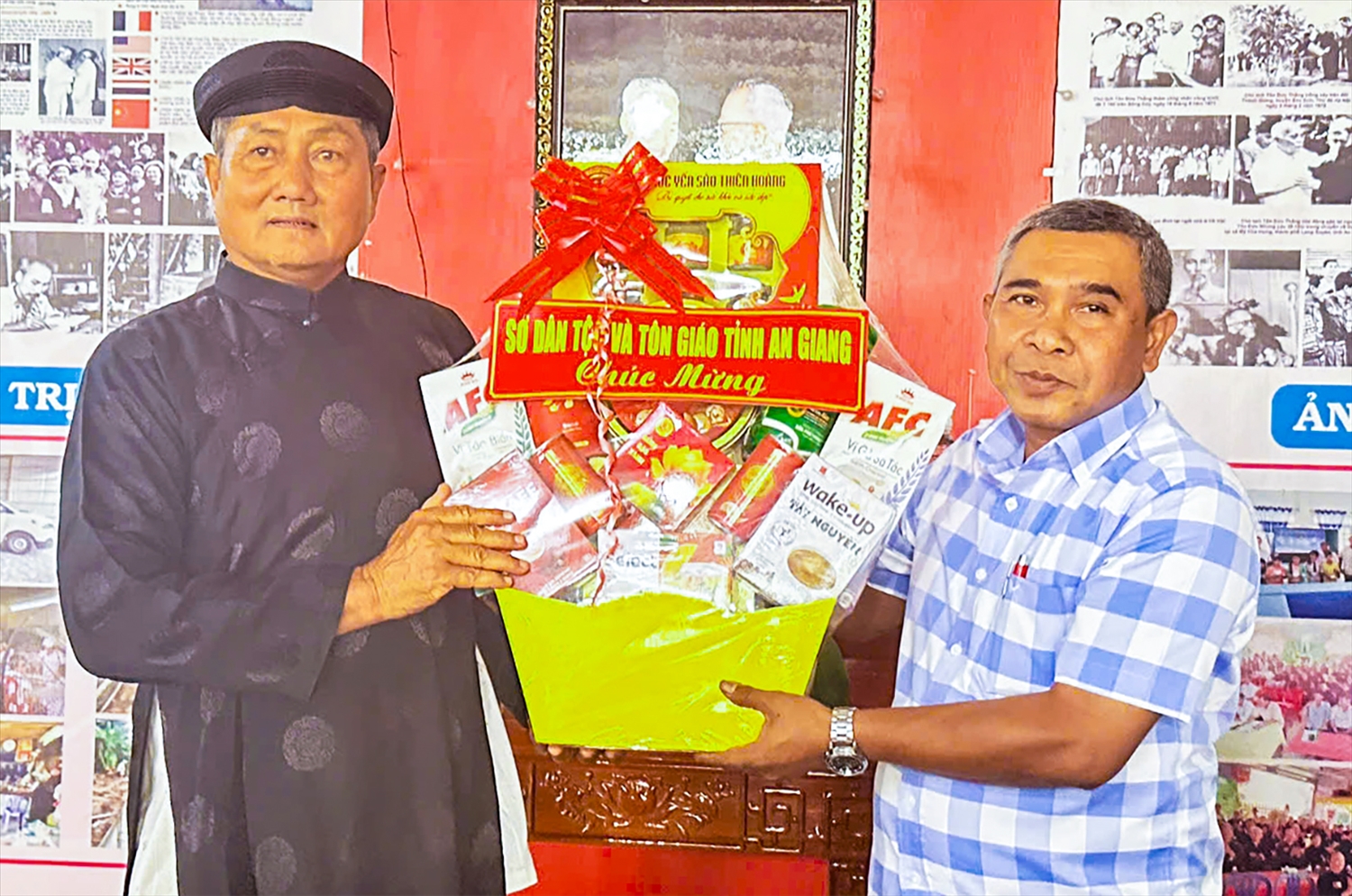 Phó Giám đốc Sở Dân tộc và Tôn giáo tỉnh An Giang Danh Lắm tặng quà ông Nguyễn Văn Hài - Trưởng ban Trị sự Phật giáo Hòa Hảo xã Vĩnh Hậu