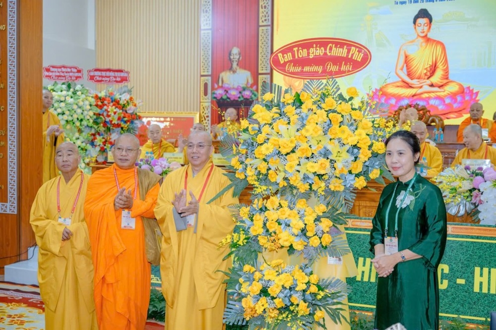 Bà Trần Thị Minh Nga - Phó Trưởng ban Ban Tôn giáo Chính phủ, Bộ Dân tộc và Tôn giáo tặng hoa chúc mừng Đại hội