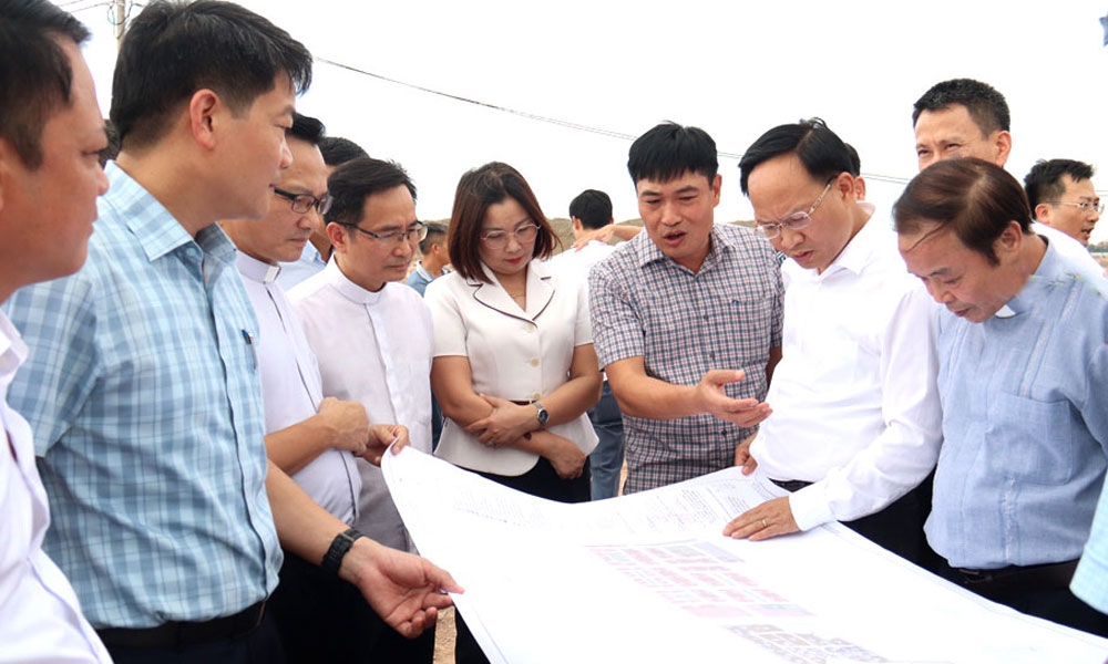 Lãnh đạo tỉnh Bắc Ninh và các đơn vị chức năng kiểm tra thực địa khu vực xây dựng nhà thờ họ đạo Ngô Thôn