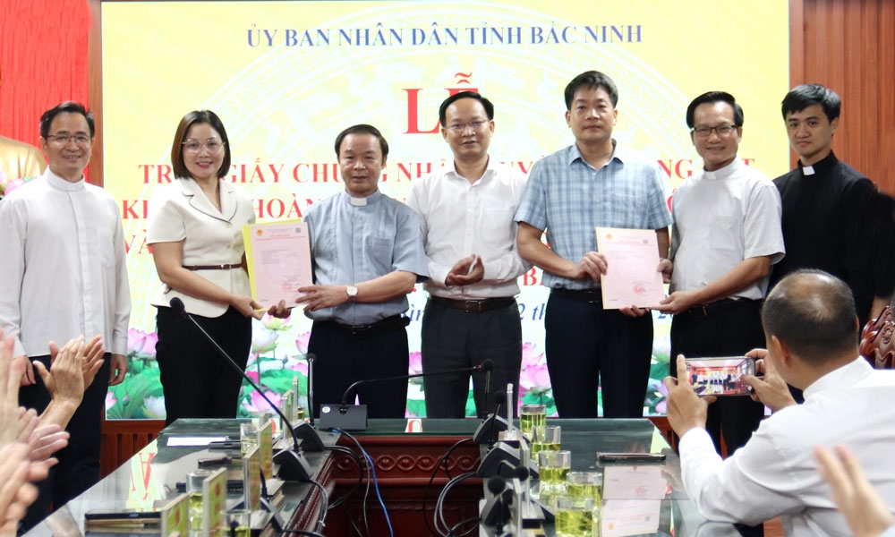 Lãnh đạo tỉnh Bắc Ninh trao Giấy chứng nhận quyền sử dụng đất khu đất cho nhà thờ họ đạo Ngô Thôn