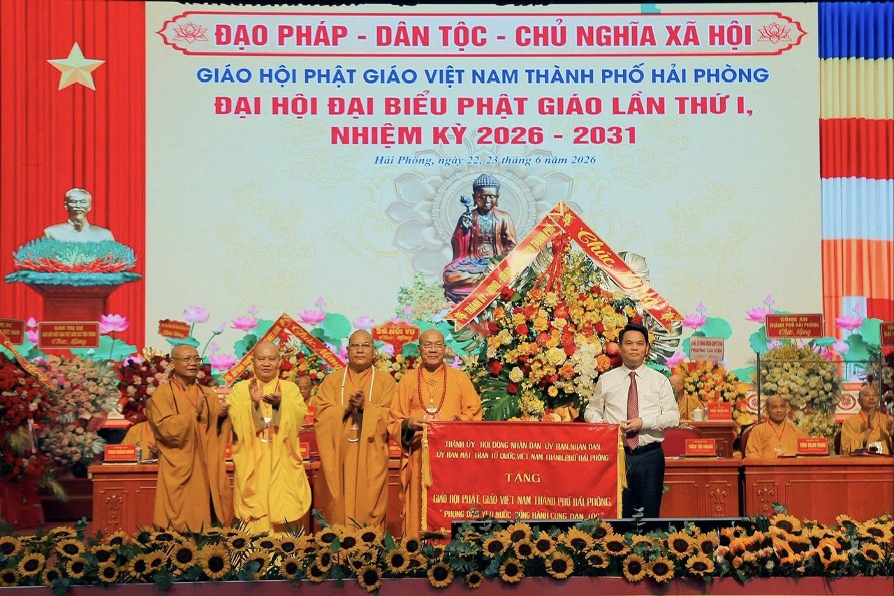 Ông Lê Ngọc Châu - Ủy viên Trung ương Đảng, Bí thư Thành ủy, Trưởng Đoàn đại biểu Quốc hội thành phố Hải Phòng trao bức trướng tặng Giáo hội Phật giáo Việt Nam thành phố Hải Phòng
