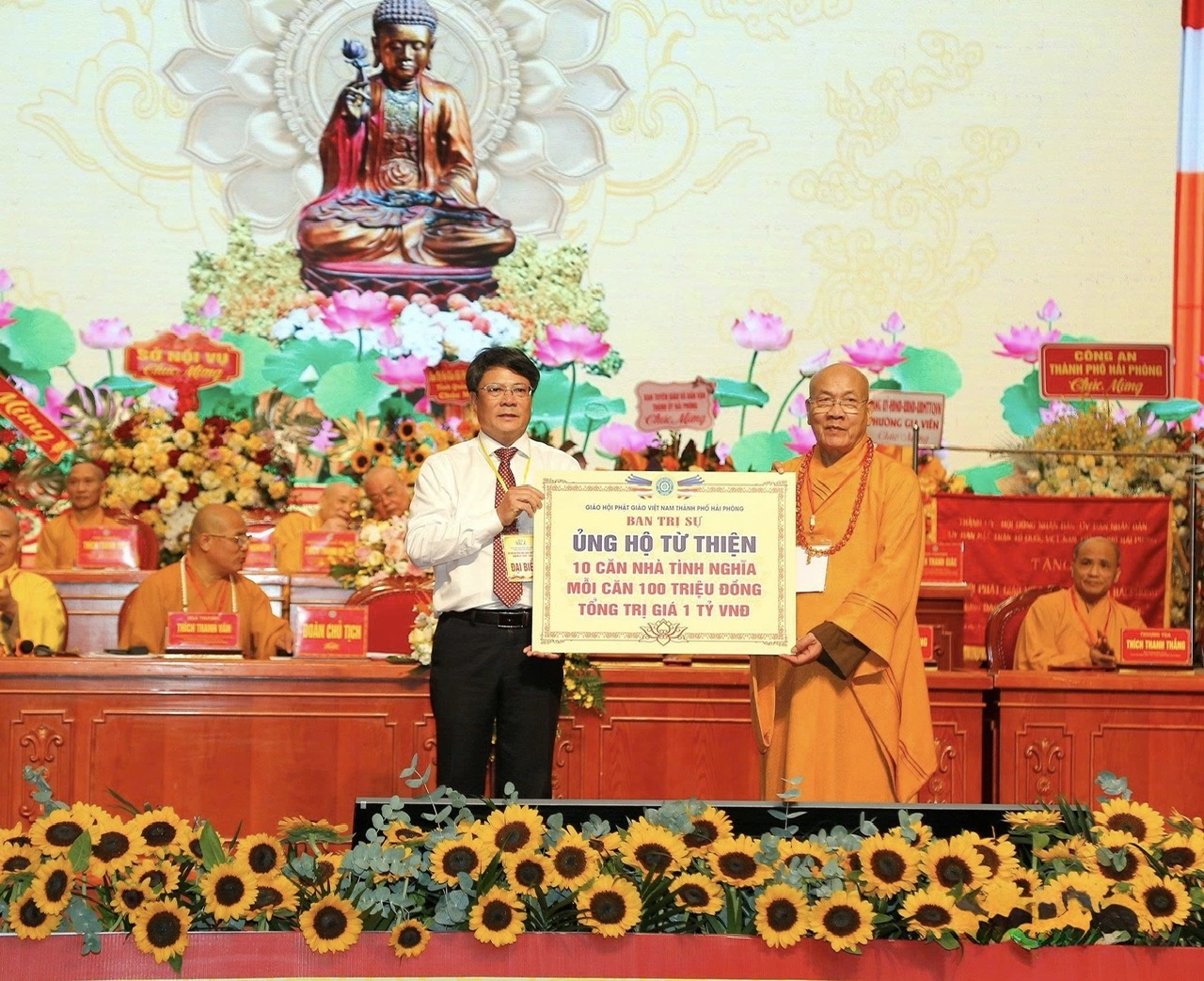 Giáo hội Phật giáo Việt Nam thành phố Hải Phòng trao kinh phí ủng hộ 1 tỷ đồng để hỗ trợ xây dựng 10 căn nhà ""Đại đoàn kết"