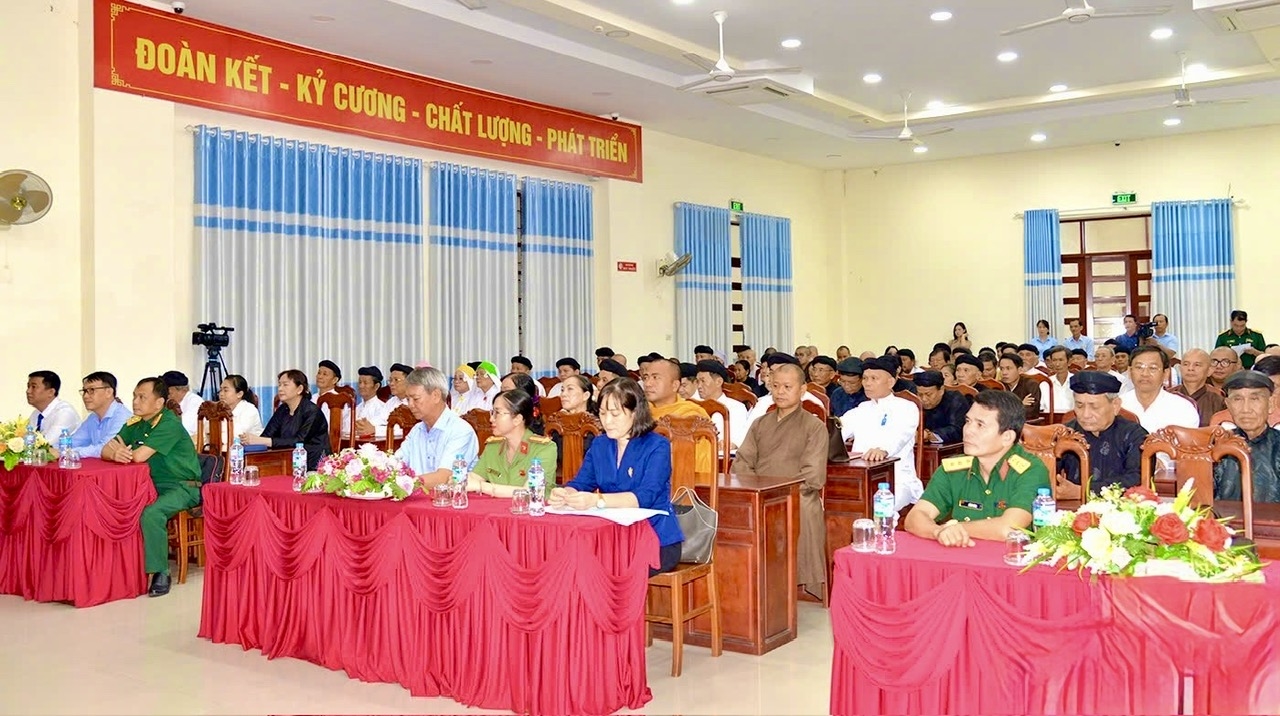 Các đại biểu và chức sắc, chức việc các tổ chức tôn giáo tham dự lễ khai giảng lớp bồi dưỡng kiến thức quốc phòng và an ninh năm 2026 tại tỉnh Đồng Tháp