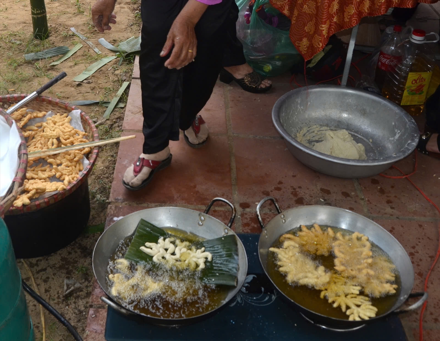 Các chị em phụ nữ đang chiên bánh củ gừng