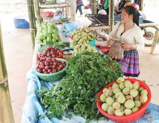  Đồng bào đến chợ để bán các loại nông sản đặc trưng