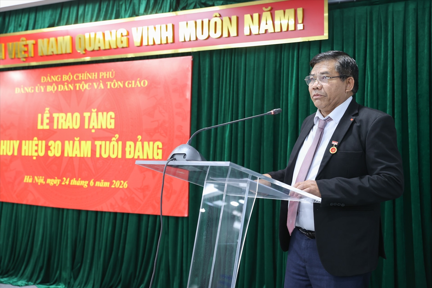 Đồng chí Y Thông, Ủy viên Ban Thường vụ Đảng ủy, Chủ nhiệm Ủy ban Kiểm tra Đảng ủy, Thứ trưởng Bộ Dân tộc và Tôn giáo phát biểu tại buổi lễ