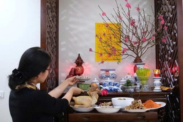 Nghi thức cúng gia tiên không mang màu sắc mê tín dị đoan mà là một nét đẹp văn hóa tinh thần, là sợi dây kết nối các thế hệ