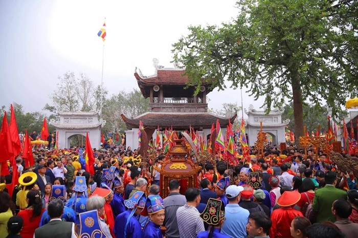 Lễ hội chùa Đậu thu hút hàng nghìn phật tử và du khách đến lễ Phật, chiêm bái