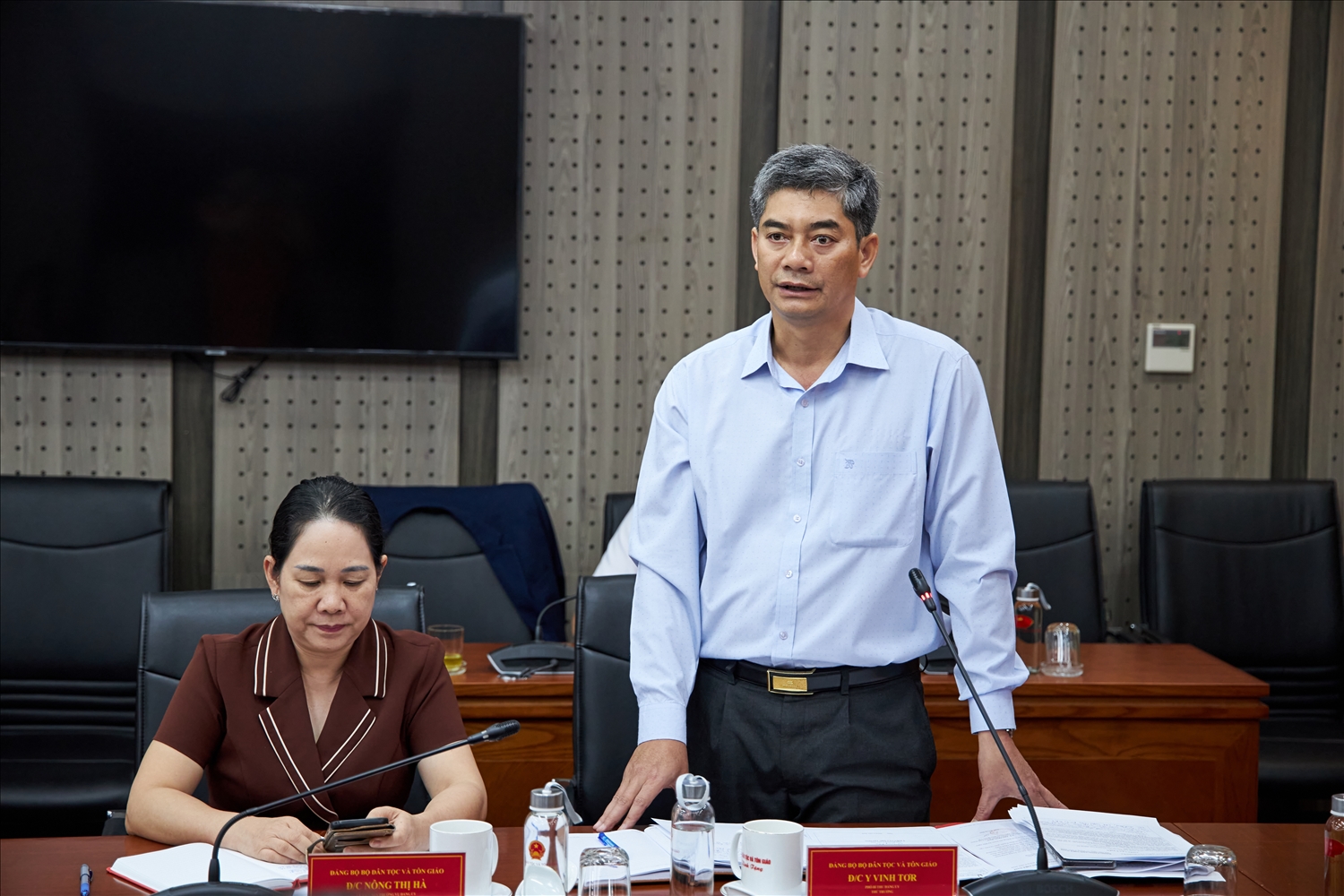 Phó Bí thư Đảng ủy, Thứ trưởng Bộ Dân tộc và Tôn giáo Y Vinh Tơr phát biểu tại Hội nghị