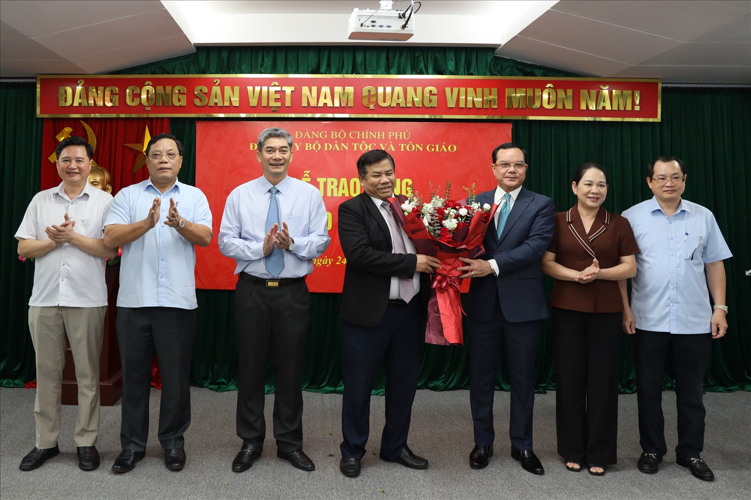 Các đồng chí lãnh đạo Bộ Dân tộc và Tôn giáo tặng hoa chúc mừng Thứ trưởng Y Thông