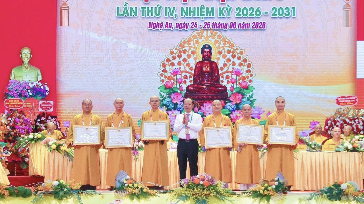 Ông Bùi Thanh An - Ủy viên Ban Thường vụ Tỉnh ủy, Phó Chủ tịch Thường trực UBND tỉnh tặng Bằng khen của UBND tỉnh cho các cá nhân có nhiều thành tích xuất sắc trong hoạt động Phật sự