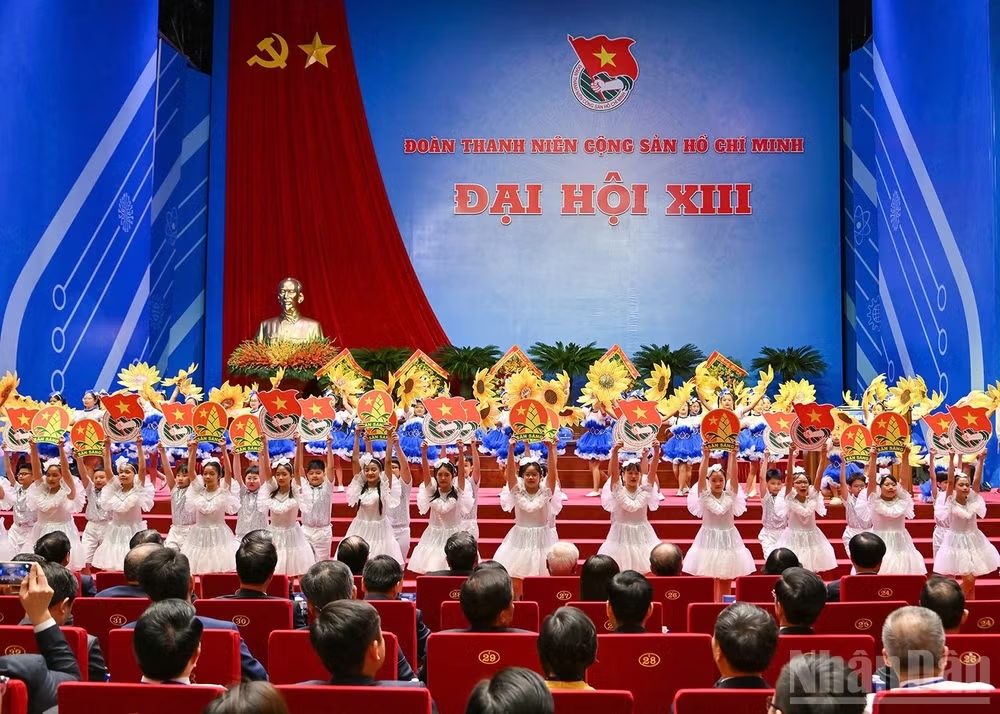 Đoàn đại biểu thiếu nhi và các tiết mục văn nghệ chào mừng Đại hội.