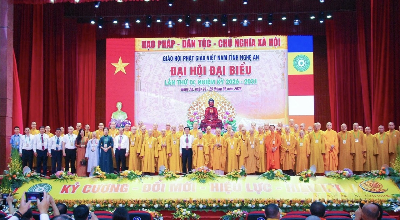 Các đại biểu tham dự chụp hình lưu niệm tại Đại hội đại biểu Phật giáo tỉnh Nghệ An lần thứ IV, nhiệm kỳ 2026-2031